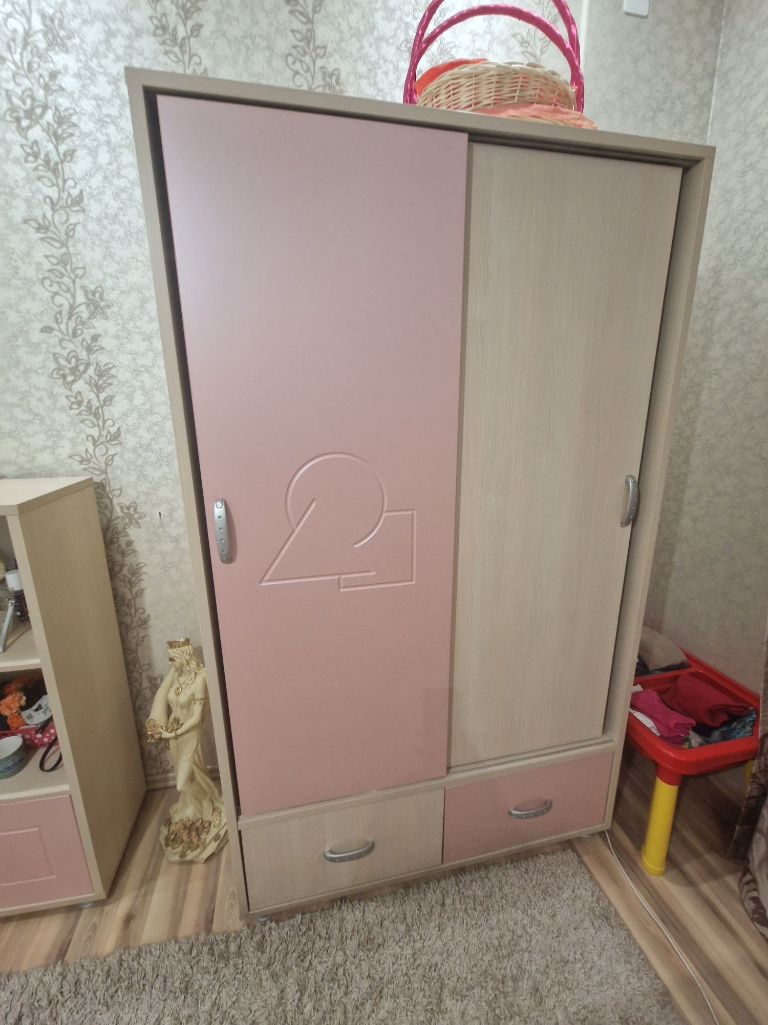 Продам все что в комнате либо частично