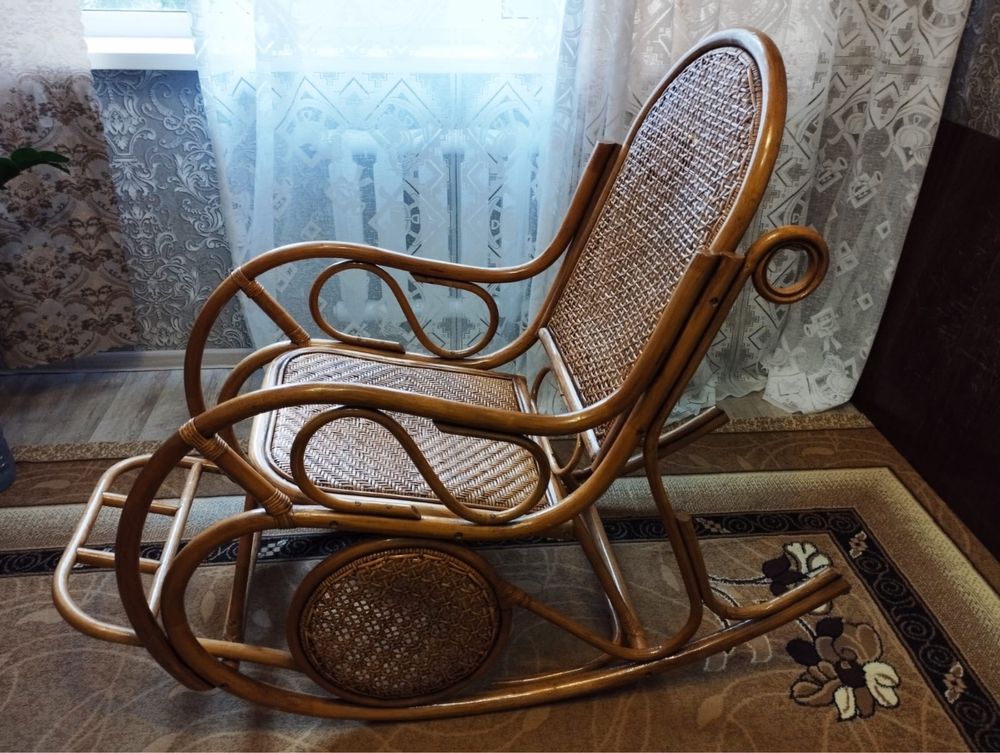 Продам кресло-качалка ротанг
