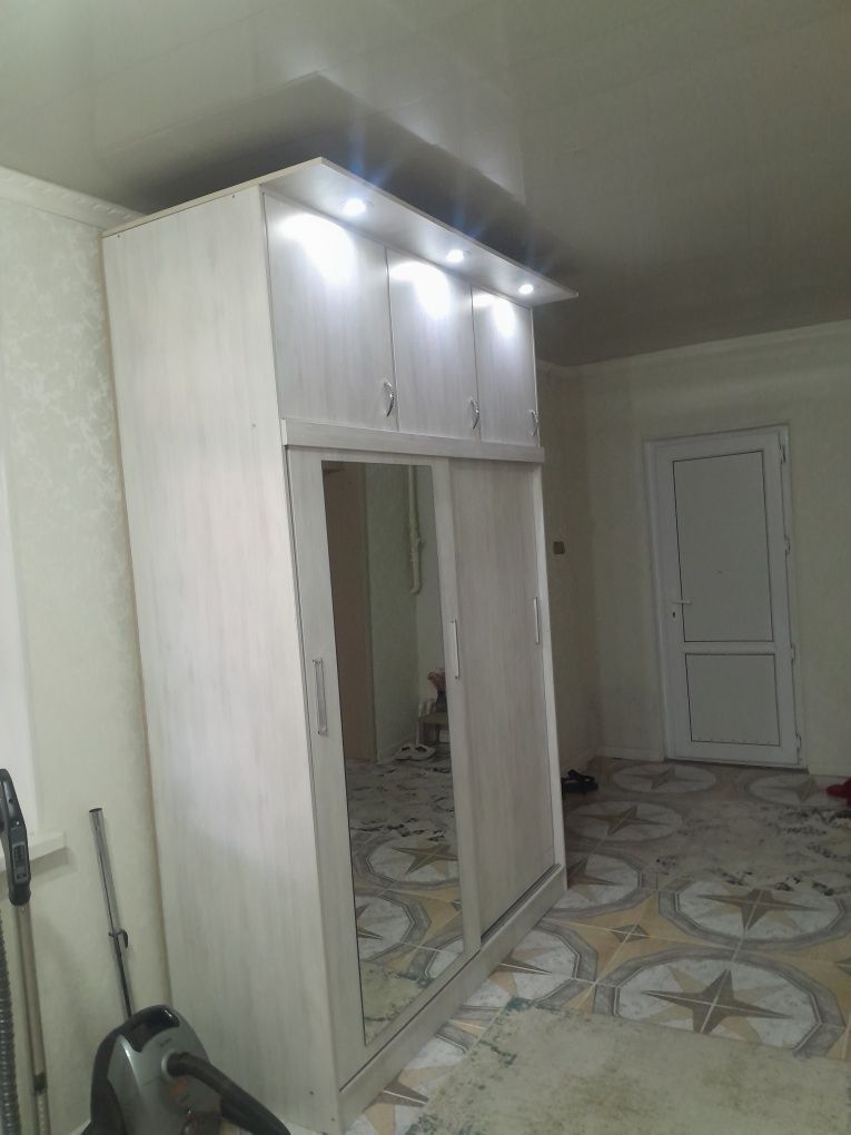Шкаф для прихожой в отличном состоянии