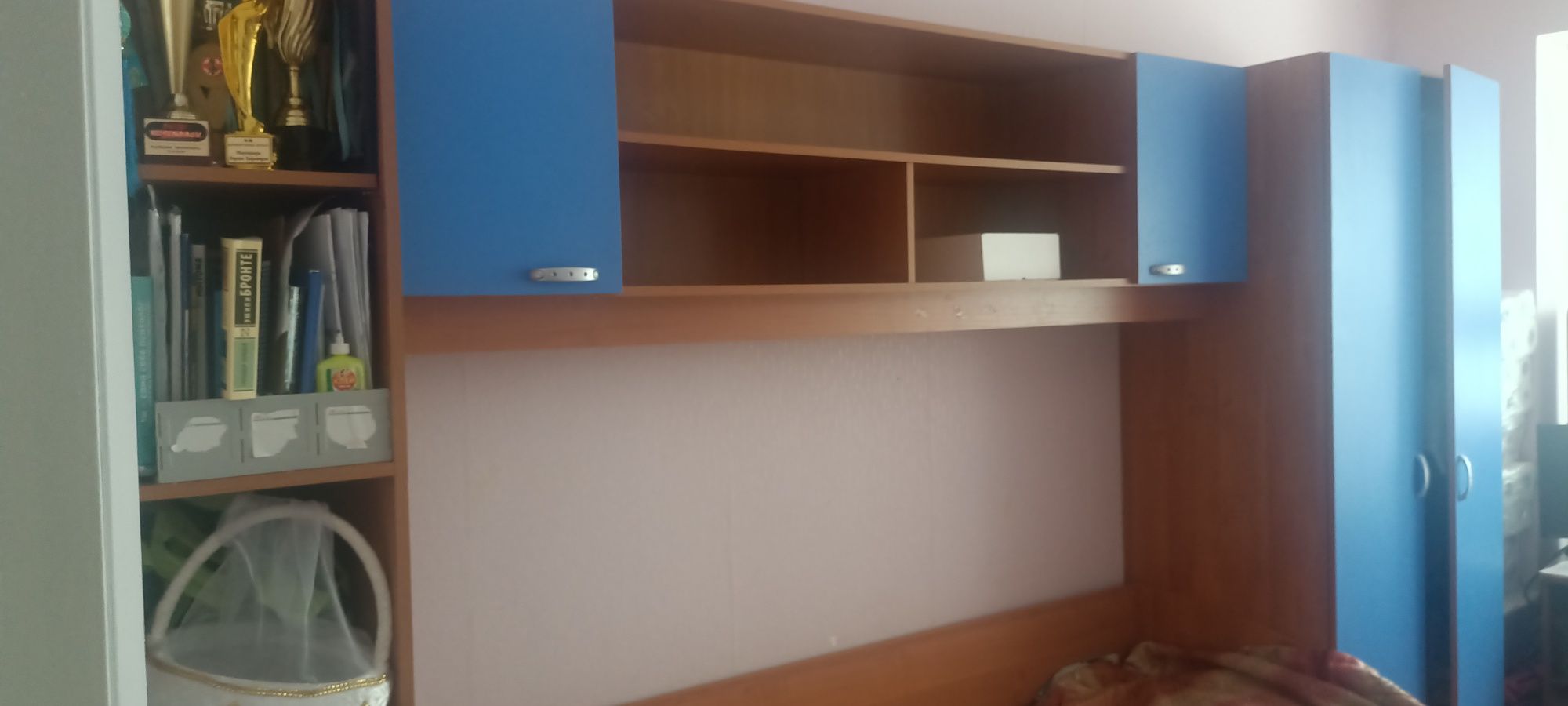 Кровать и шкафы, детский гарнитур и компьютерный стол