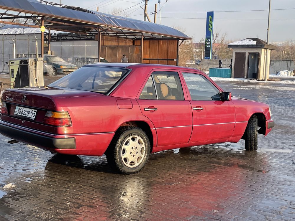 Mercedes    W124