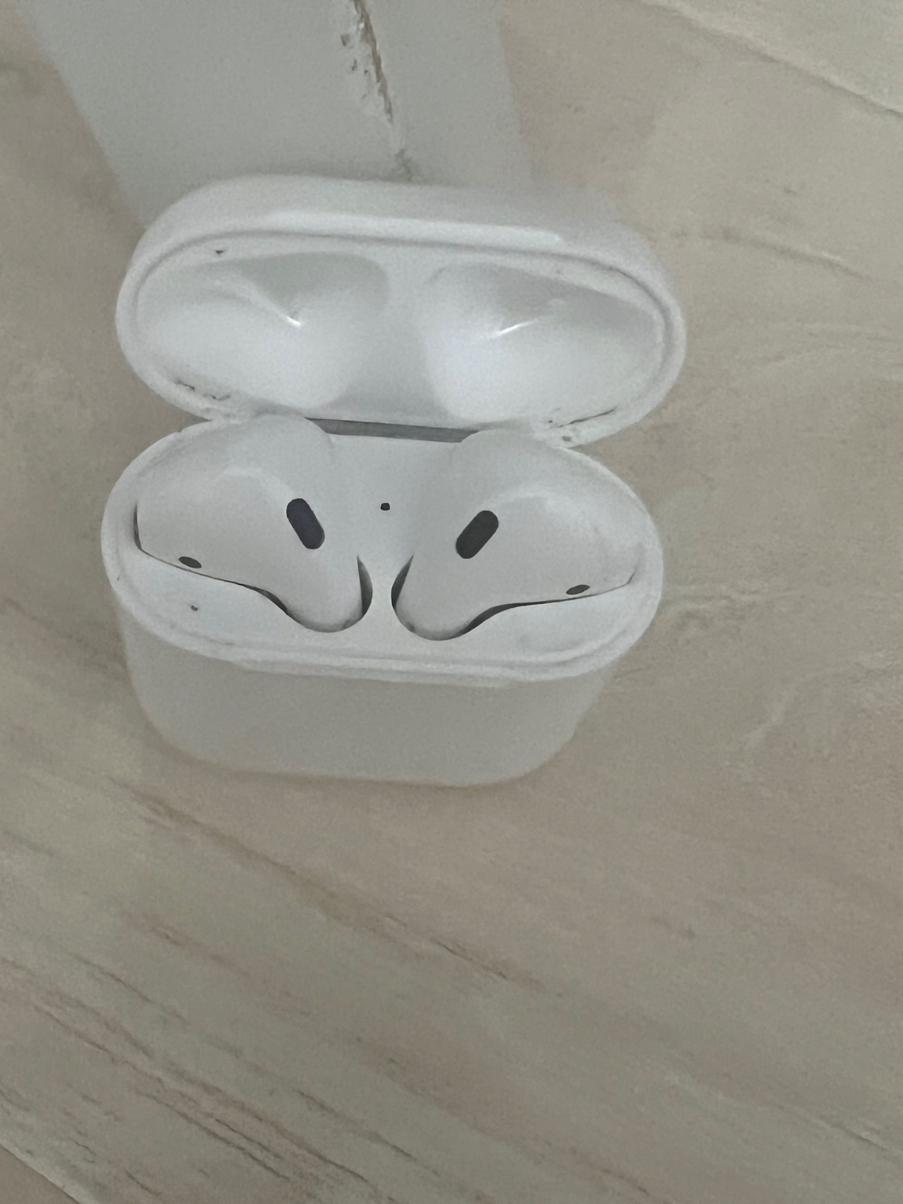 Почти новые оригиүал  Наушники Apple AirPods with Charging Case белый