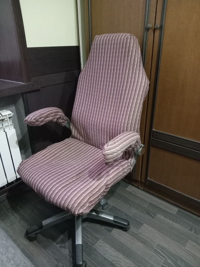 Продам два компьютерных кресла