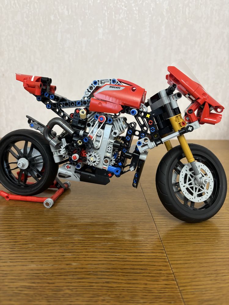 Продам ОРИГИНАЛЬНЫЙ Лего набор „Ducati Panigale“42107