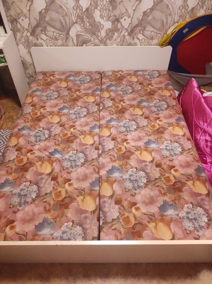 Продам спальный гарнитур с матрасом
