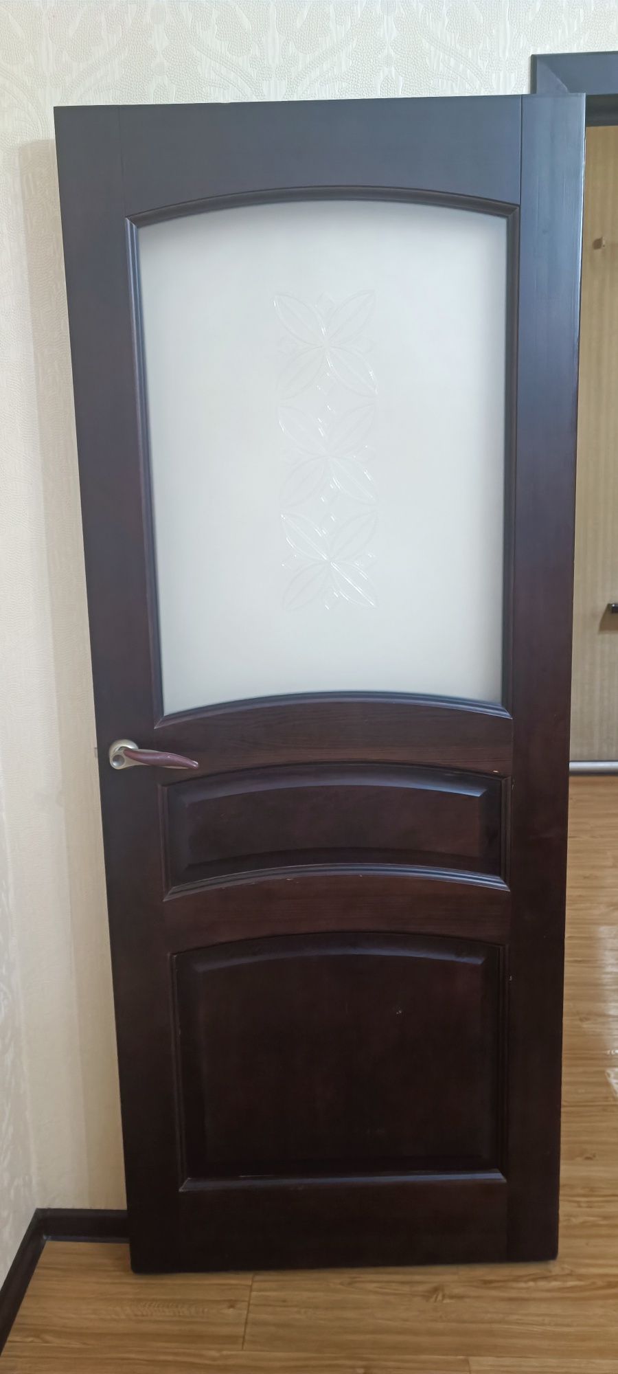 Межкомнатные двери отличного качества, чистое дерево.