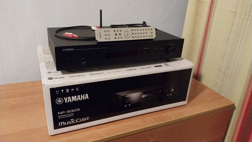 Yamaha NP-S303 Black сетевой Hi-Fi проигрыватель стример