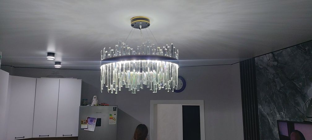 Продам новую люстру , метровая в большой зал