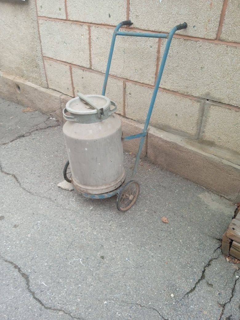 Продам флягу для воды и тачку