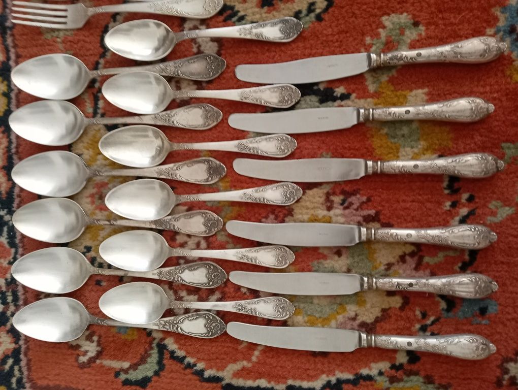 Посуда. Мельхиоровые ножи и столовые ложки. Наборами.