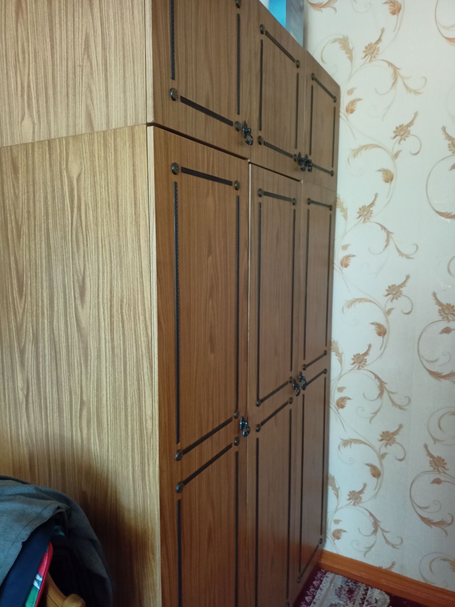 Шифоньер продам.