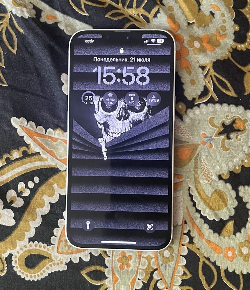 Продам iPhone 13