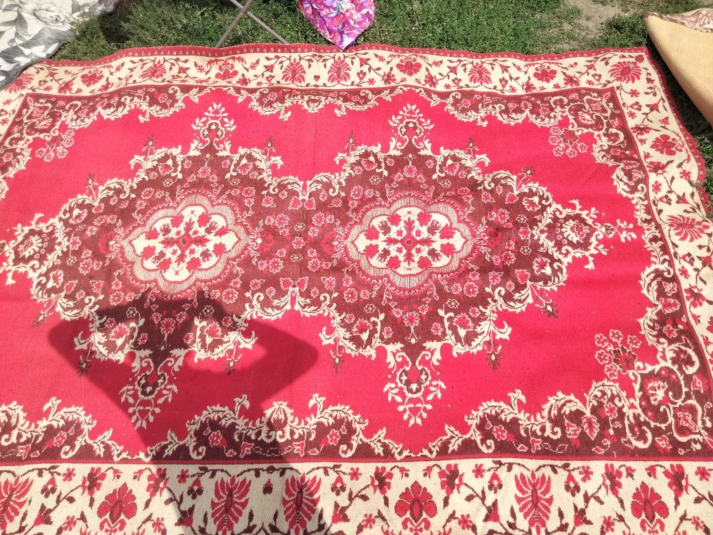 Продам шерстяной палас хорошего качества.