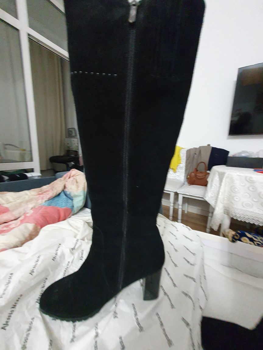 Продается женские сапоги замшовые