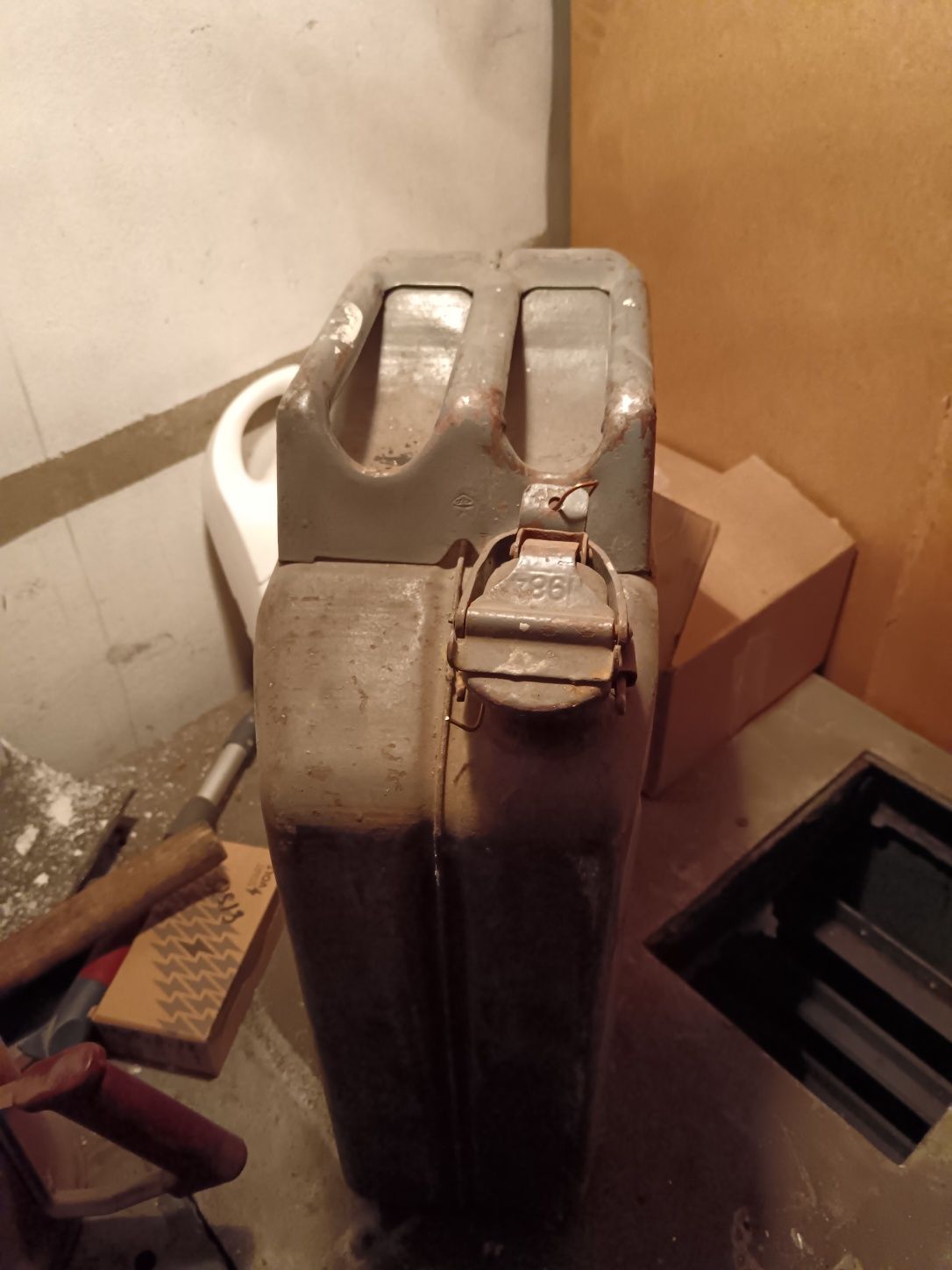 Продам канистру металлическую