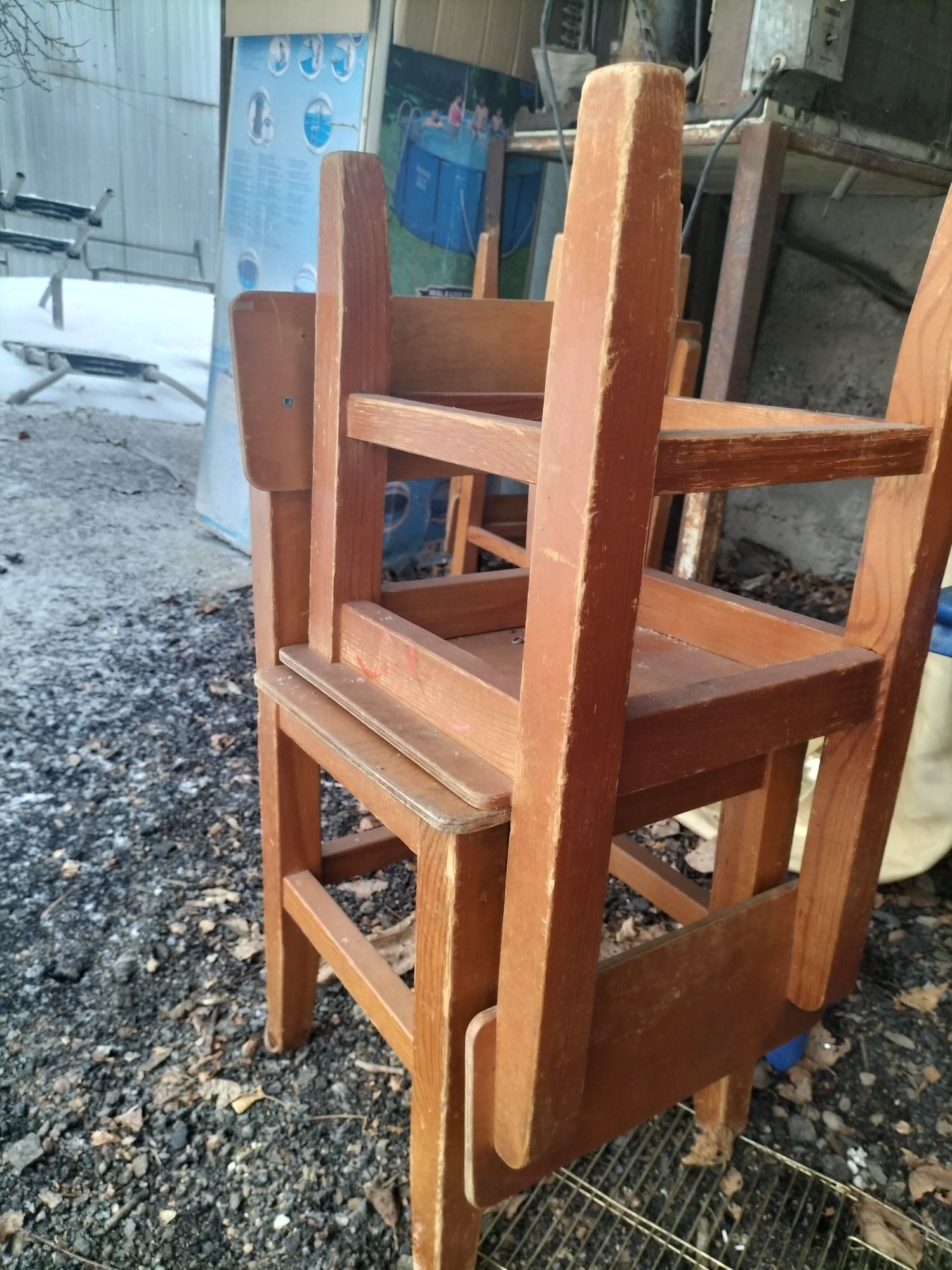 Продам парты со стульями.