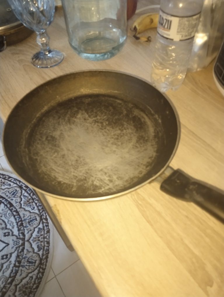 Продам сковородки б/у