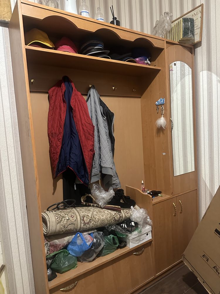 Продается прихожая шкаф
