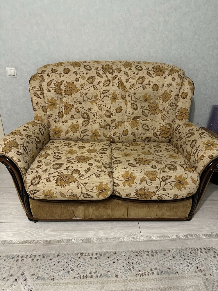 Продам мягкий уголок(2 дивана и 1 кресло)