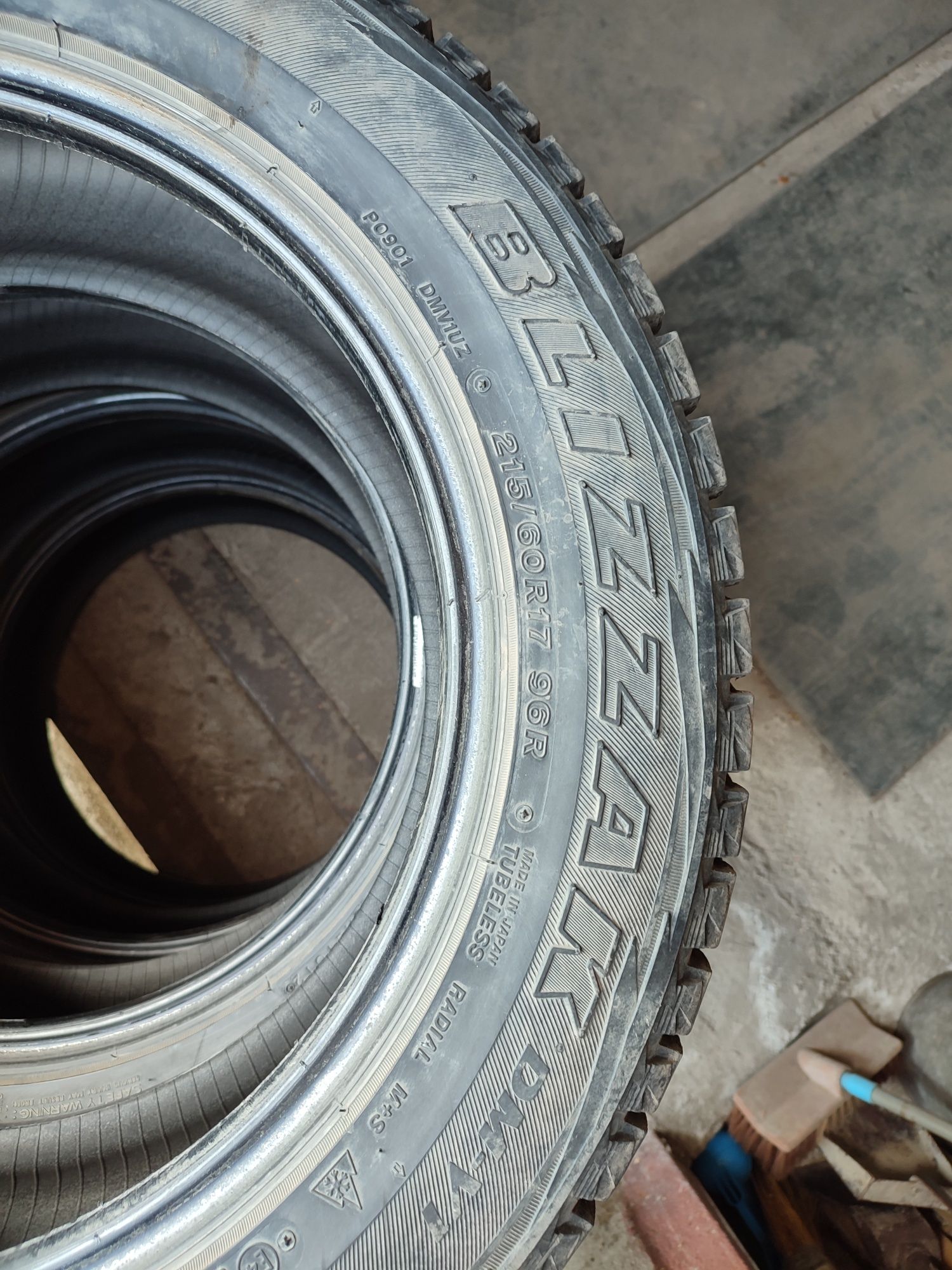 Резина Bridgestone 215/60 R17 зима