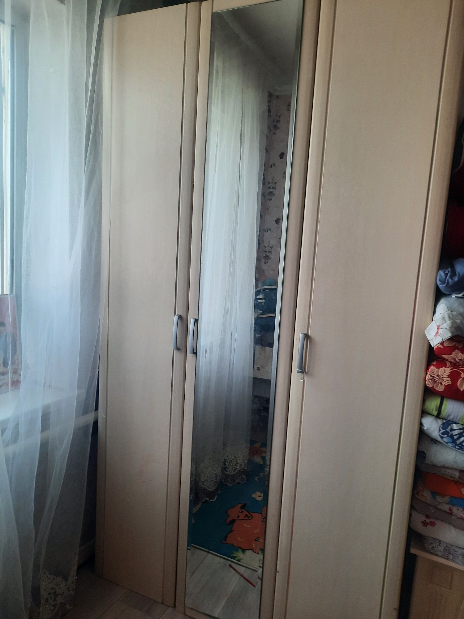 Продам шкаф 3 дверный с зеркалом