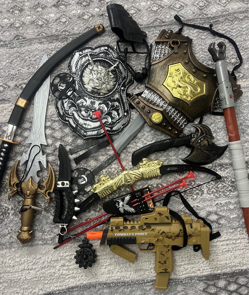 Продам камуфляжный костюм и много игрушек