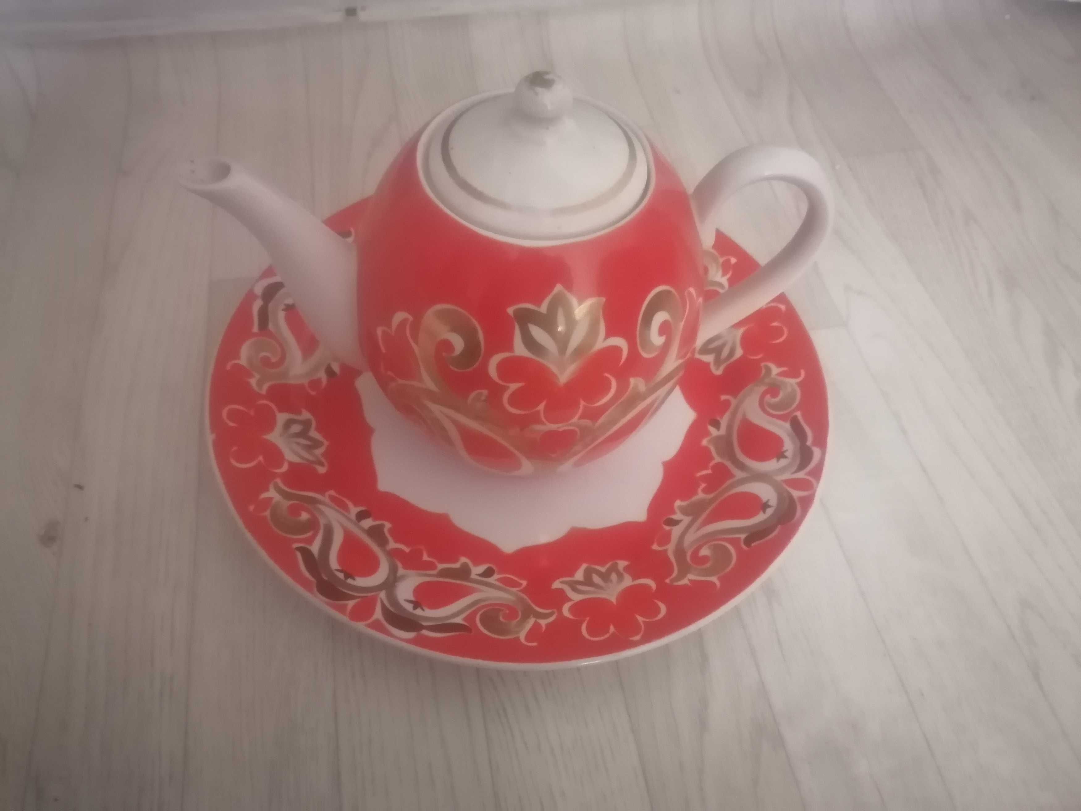 Фарфоровый чайник фарфоровое блюдо