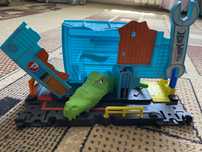 Игровой набор Hot wheels Атака крокодила в гараже.