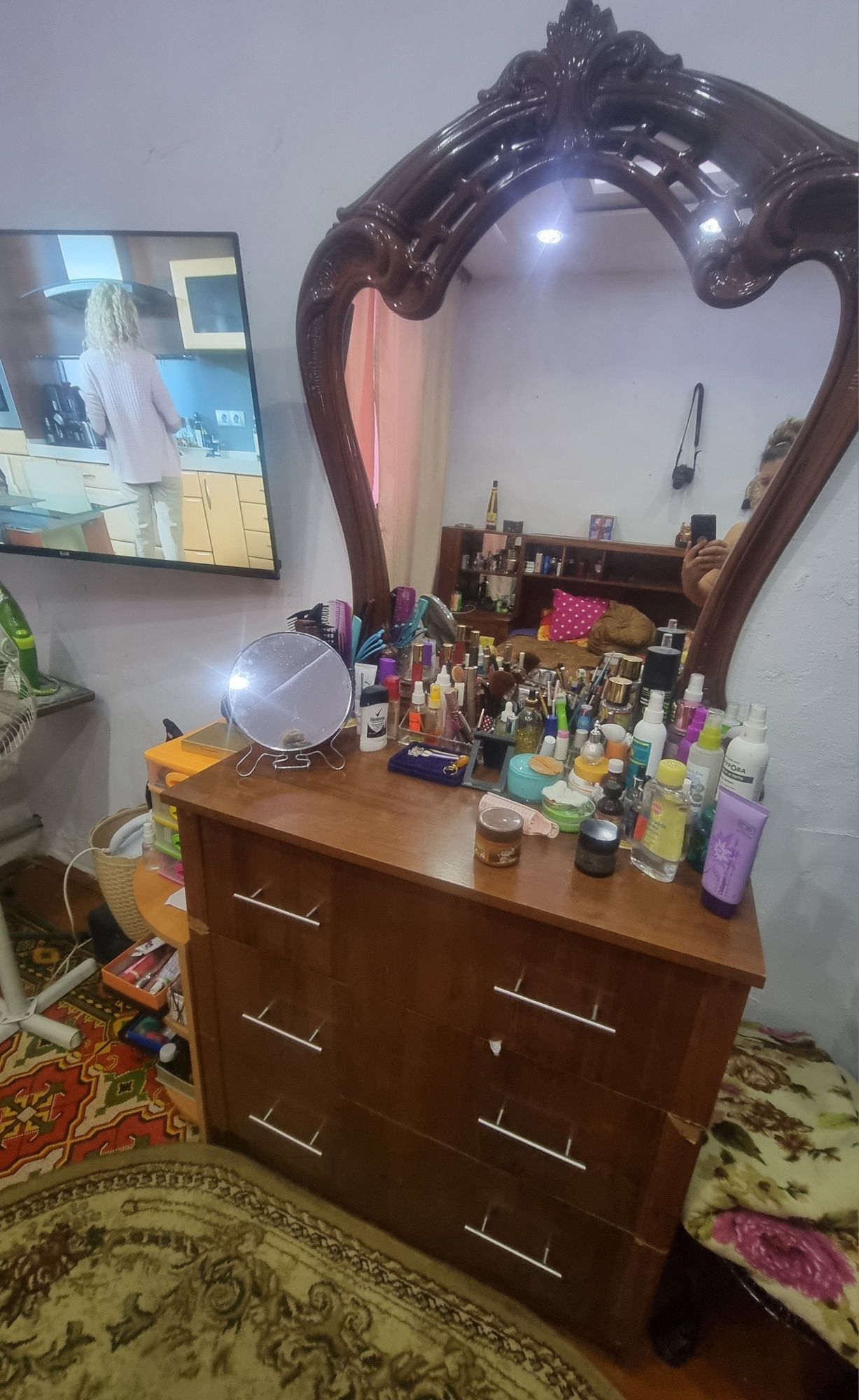 Продам стулья и парты  стол,комод