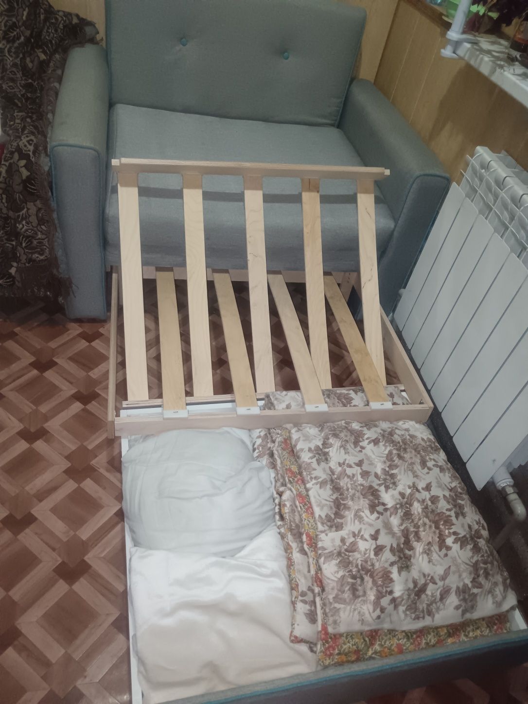 Кресло -кровать с выдвижной частью на колёсиках