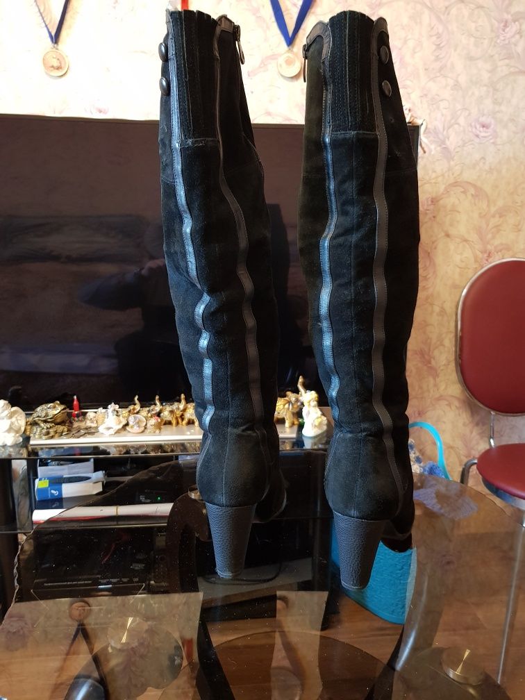 Продам зимние замшевые женские сапоги.