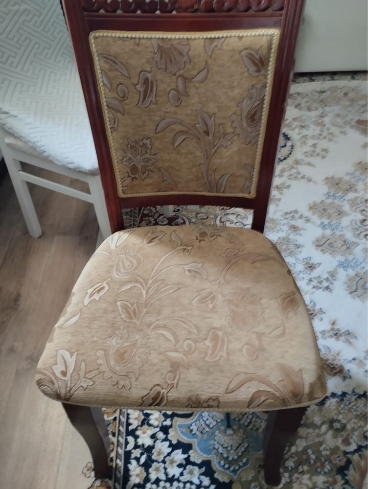 Стол со стульями