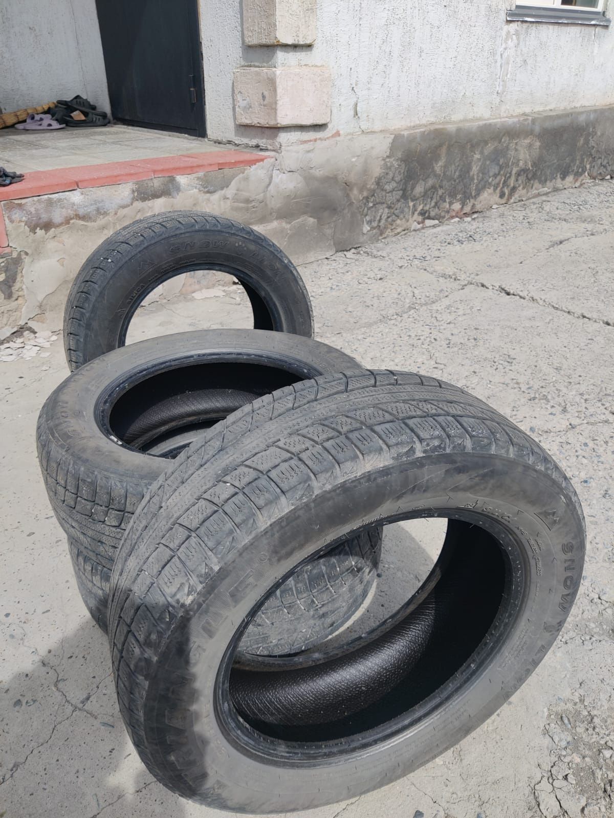 Продам шины 4 комплект зимней