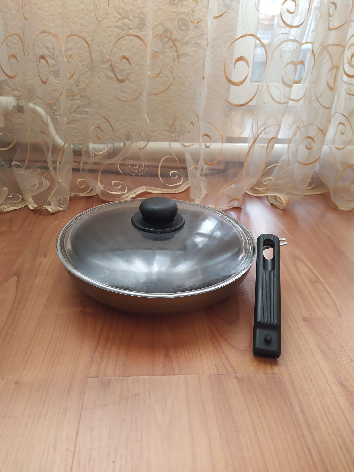 Кастрюли и сковородки разные, бидон