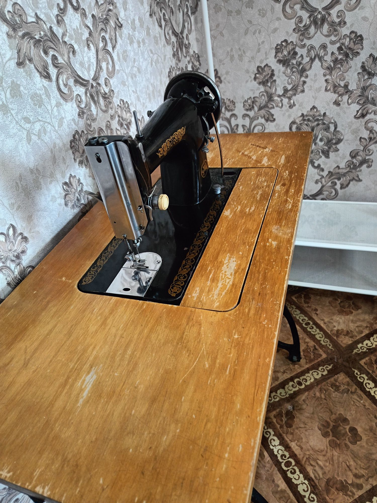 Продаю ножную швейную машинку