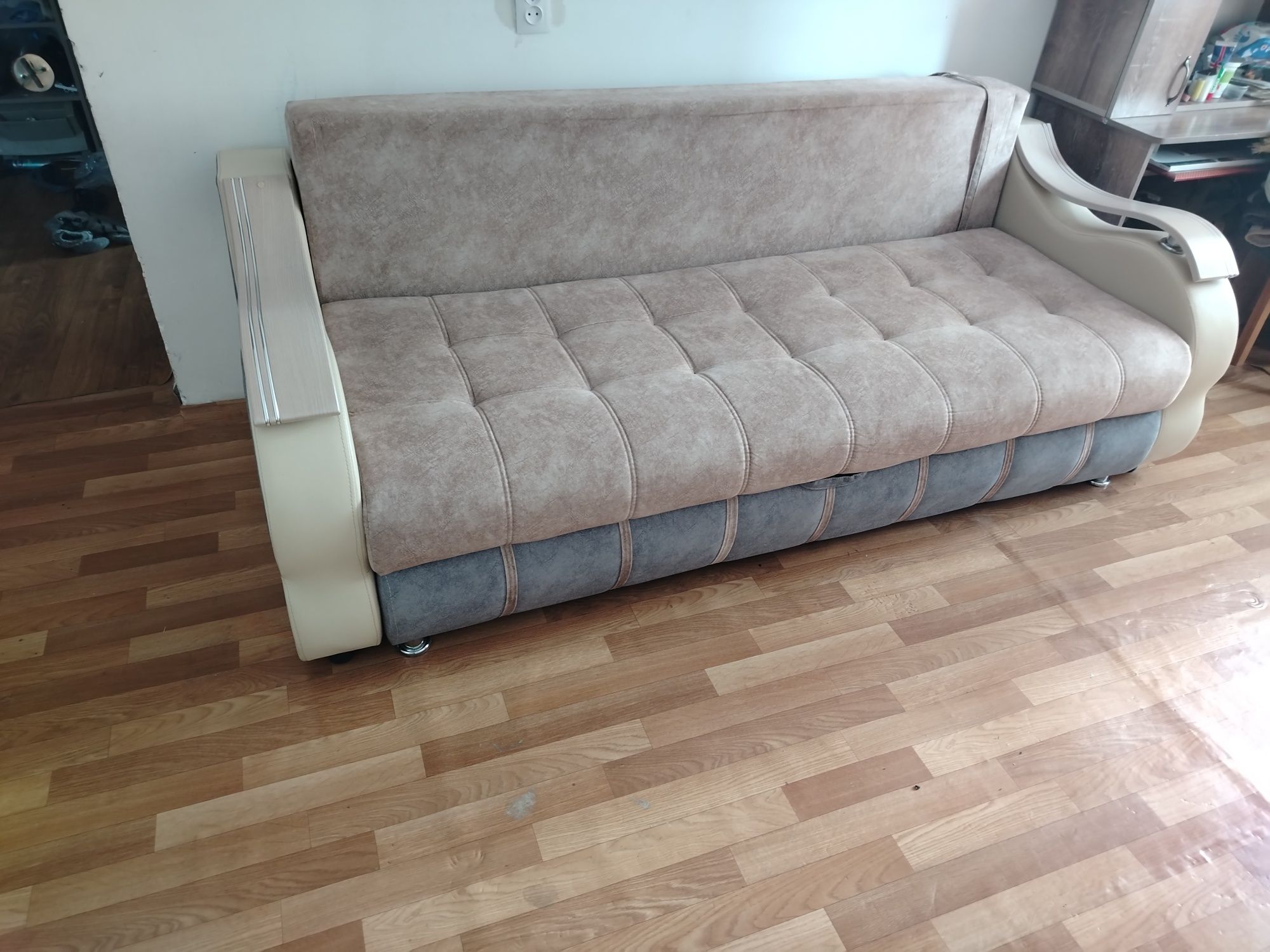Срочно продам диван расклодной. Года нет как купили. Не клапованый.