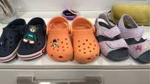 Crocs, Adidas разные