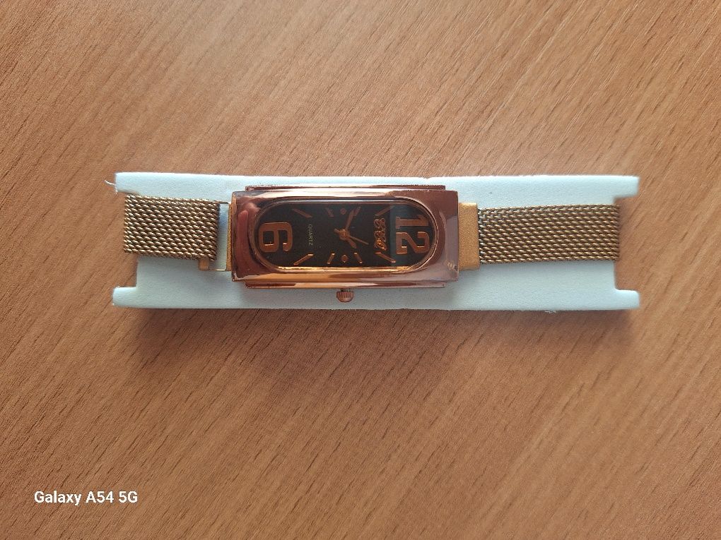 Продам женские часы