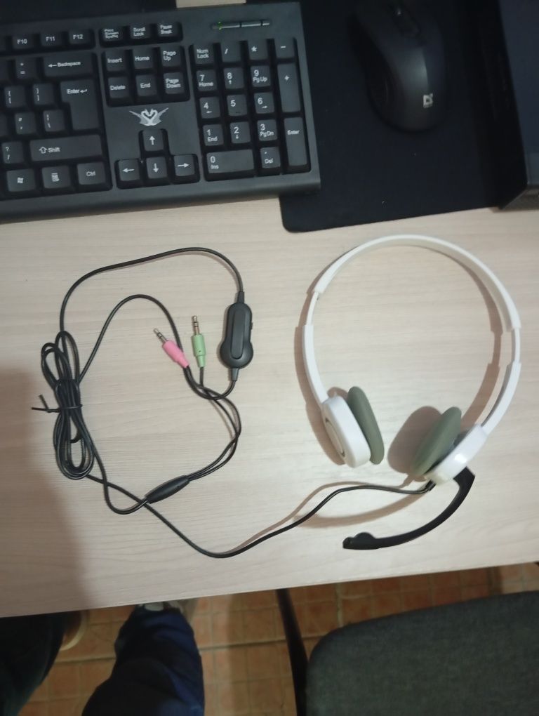 Наушники Logitech Stereo Headset H150 белый