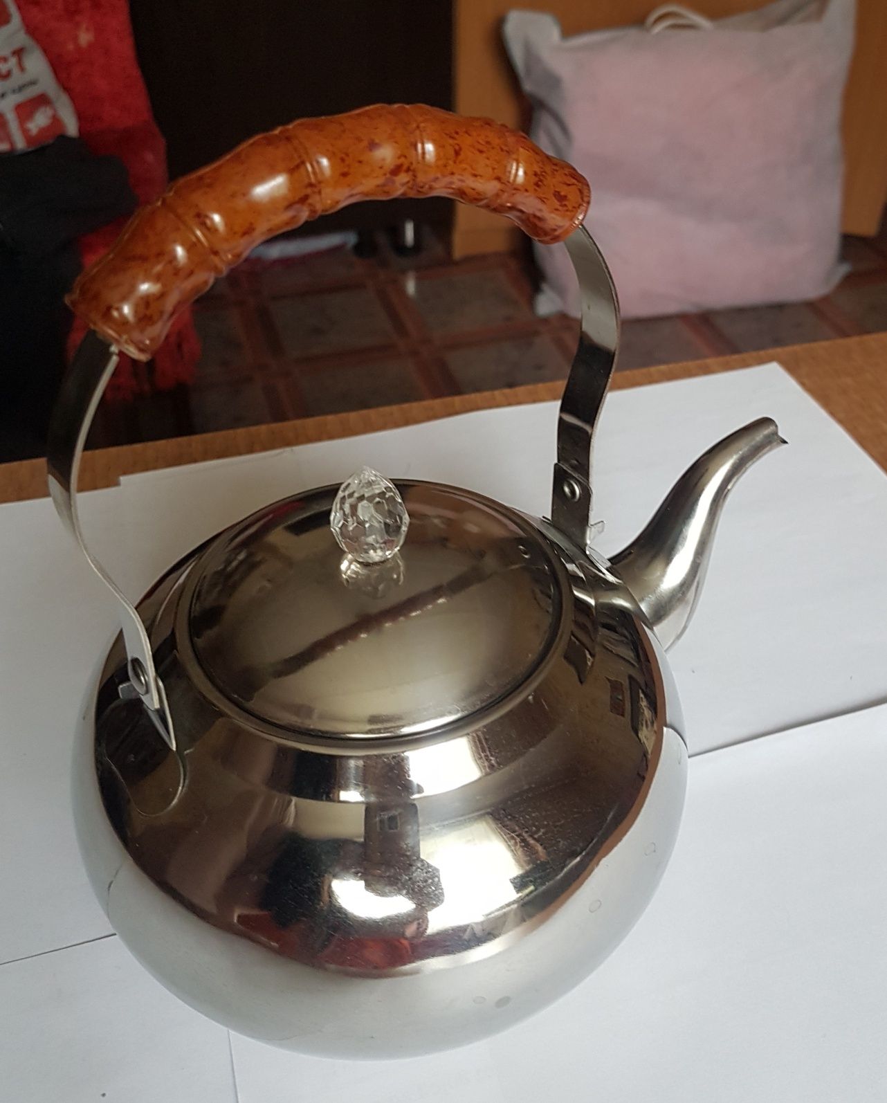 Новый маленький железный чайник для заварки с сеткой