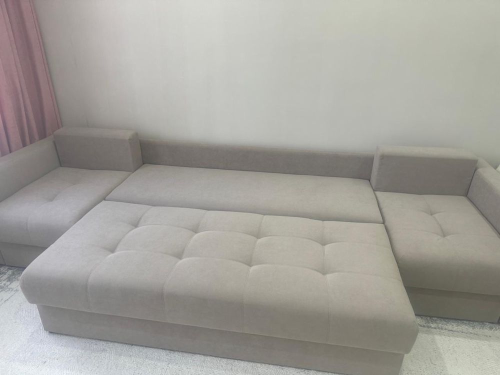 Продаю прямой раскладнрй диван с подушками
