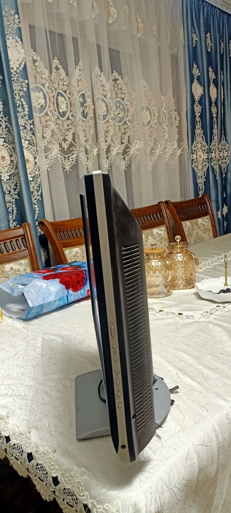 Продам светной телевизор Тoshiba в хорошем состояние.
