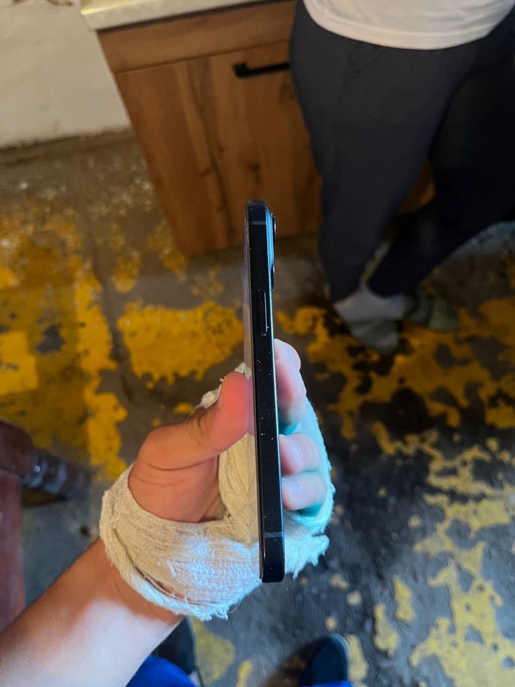 Продам iphone 15 128
