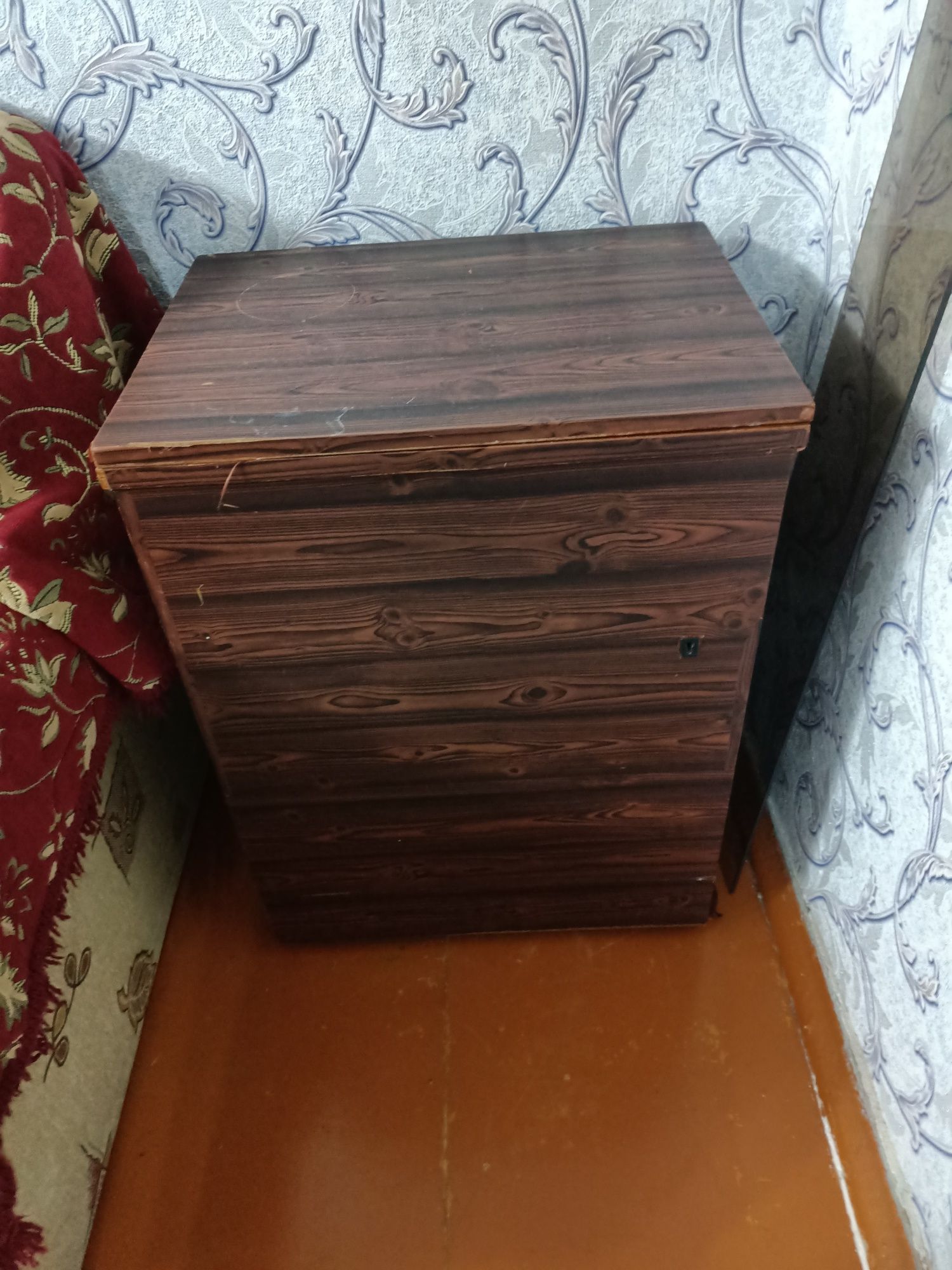 Продам ножную швейную машину