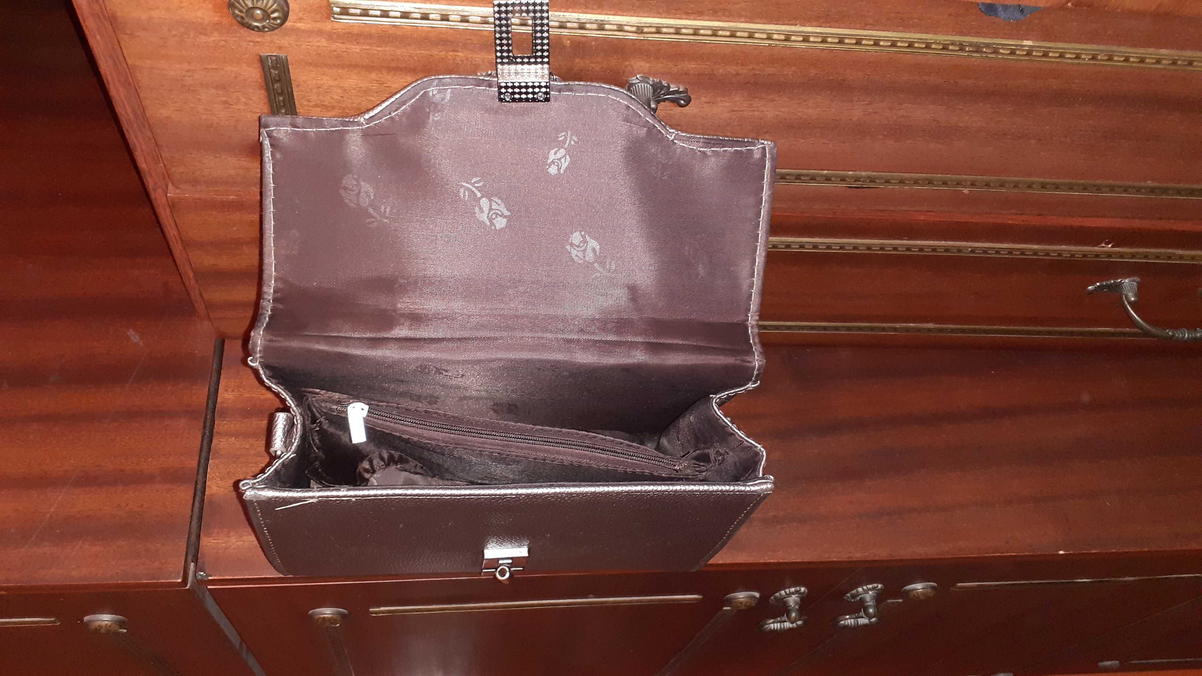 Продам сумочки дам. из натур. кожи серебр. цвета (сделано в Германии)