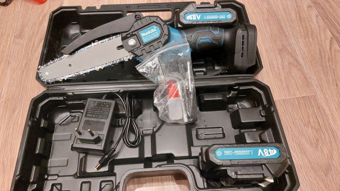 Аккумуляторная мини цепная пила Makita