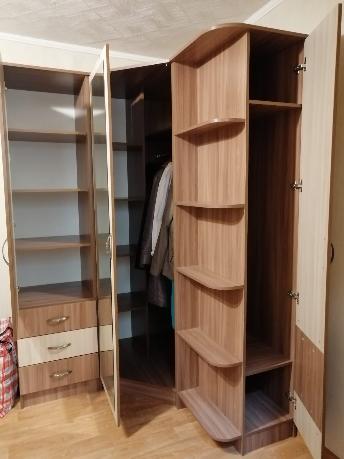 Продам угловой шкаф. Уже разобрал. Состояние идеальное.