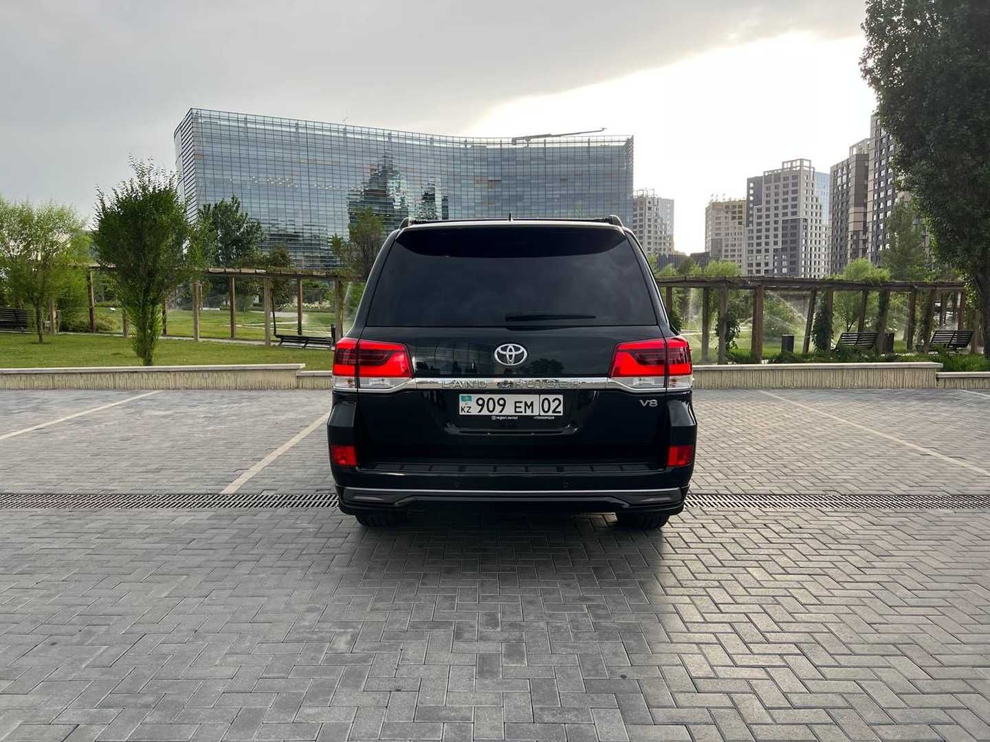 Аренда автомобиля без водителя Toyota Land Cruiser 200