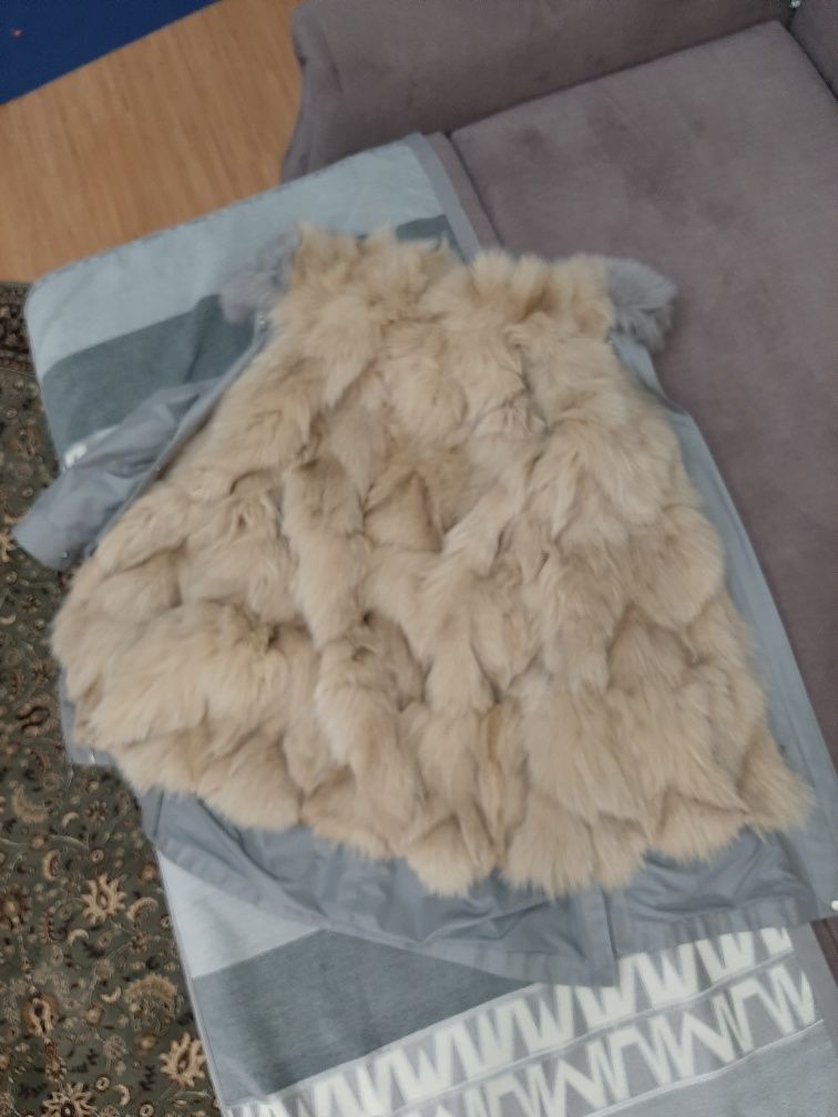 Продам парку. Мех лисы, на капюшоне мех песца.