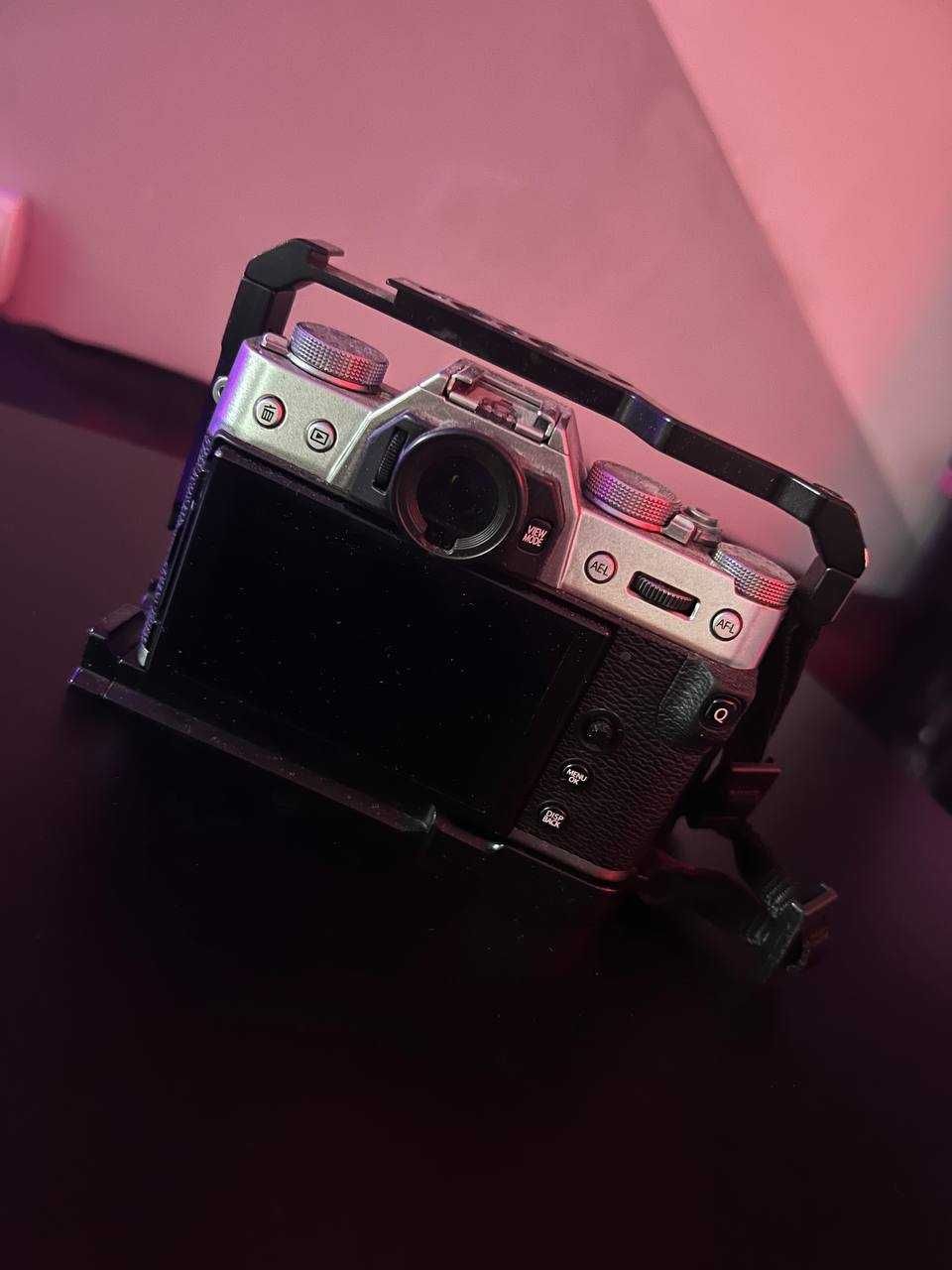 Камера fujifilm xt-30 c объективом и клеткой